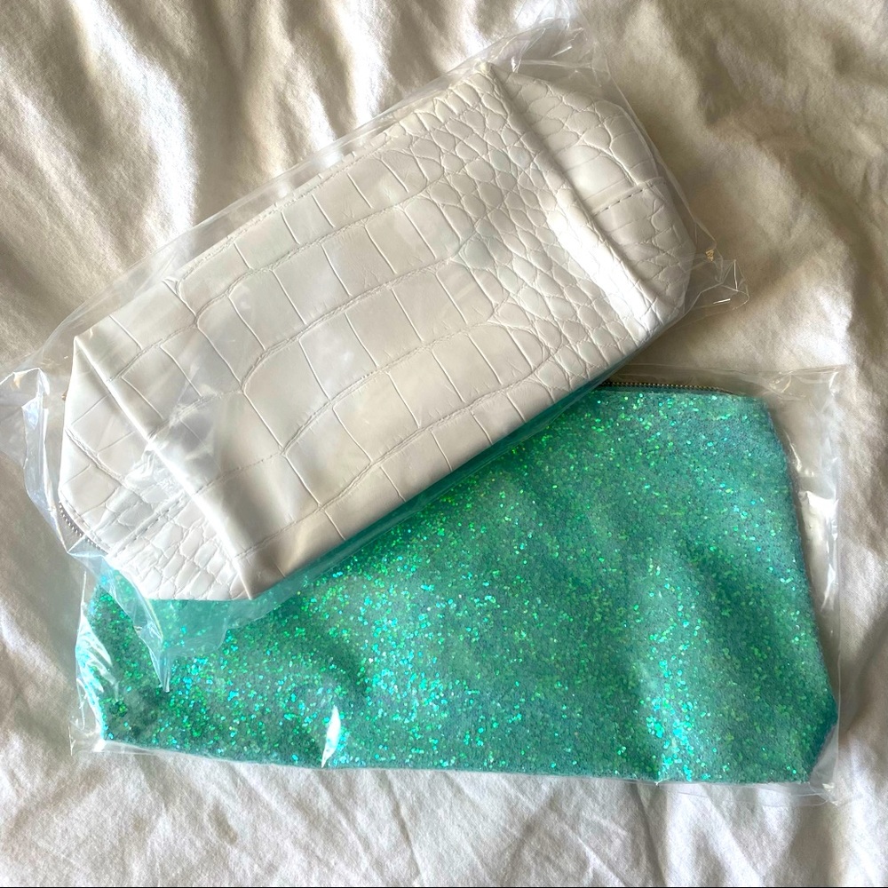 FREE WITH PURCHASE OF 2+ MAKE UP PRODUCTS